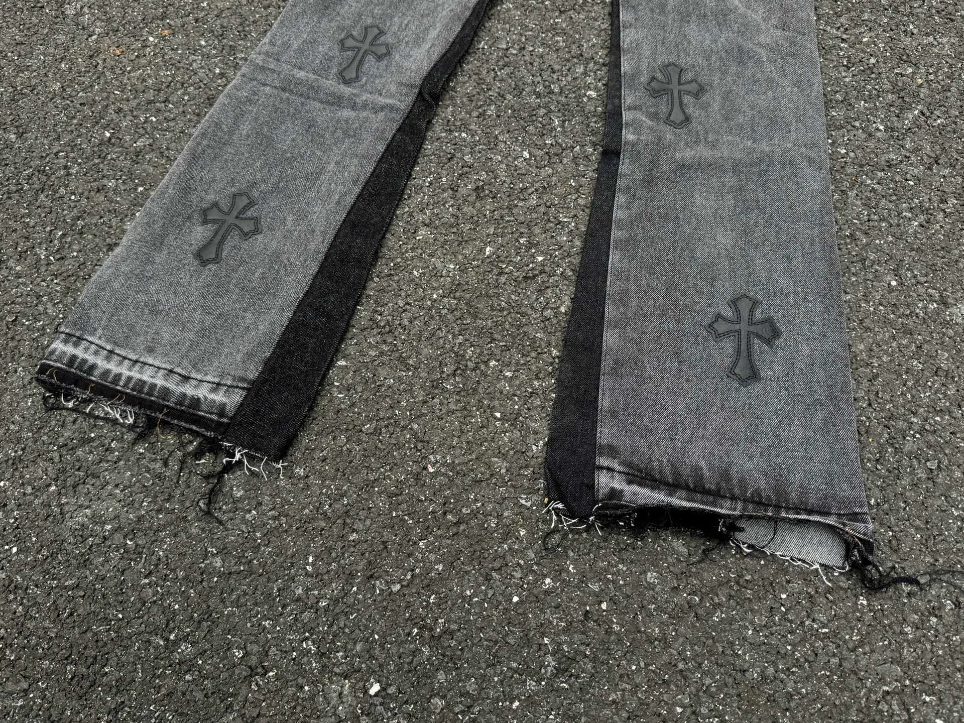P260💰G99 GALLERY DEPT. Crow's leather cross denim bell-bottoms washed distressed spliced ​​jeans denim washing factory. During the process, the owner of the washing factory helped introduce a boss who once worked at Levi's OEM factory and then started his own business. This also paved the way for the following styles. Therefore, Levi's remodeled single product for the base plate is really familiar. Whether it is the fabrics supplied or the lathes used in production, there is nothing to choose from. -Color: Black -Size: S-XXL (corresponding to 28-36)